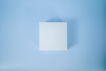 四角形の立方体と青の背景