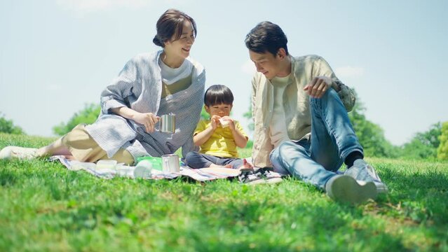 公園でピクニックする家族	

