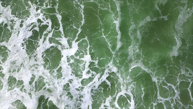 Remous et mer verte plus vague qui balaie depuis le haut