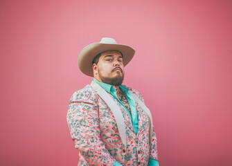Hombre gay bear vestido de vaquero, cowboy queer, diversidad LGTB en USA 