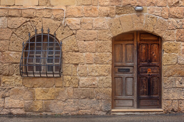 Obraz premium Narrow street of ancient city Rabat with traditional maltese houses built of limestone, Victoria, Malta