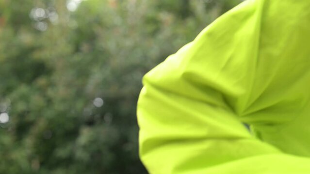 新緑の中公園でウォーキング、ランニングをする高齢者の女性の上半身のクローズアップ 　アクティブシニアのイメージの動画
