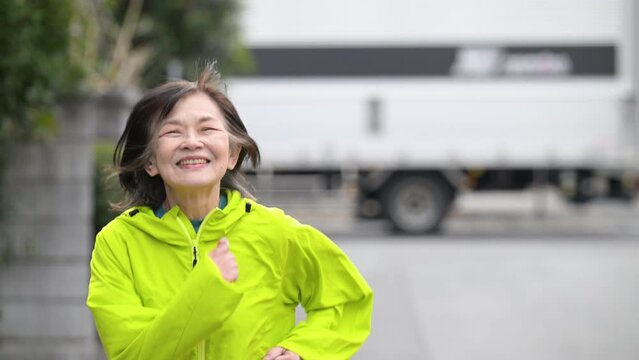 Close-up of the upper body of an elderly woman walking or running Slow video of an image of an active senior