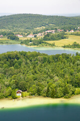 Fototapeta na wymiar Paysage de lacs dans le Jura depuis le belvédère des 4 lacs (France)