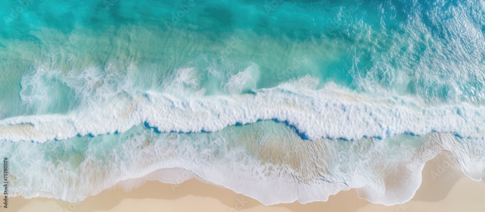 Poster Captivating Ocean Scene: Beautiful Wave Breaking on Seaside Sand Beach