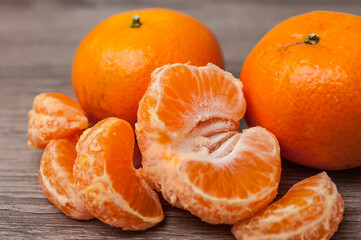 Mandarinen auf dem Küchentisch liegend