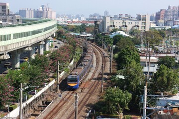 台中市内を走る列車