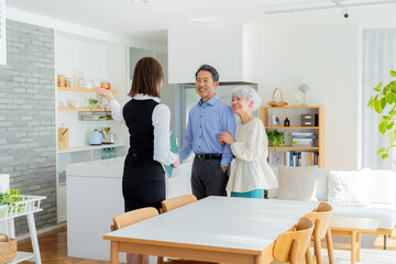 Obraz premium ショールームを見学するシニア夫婦