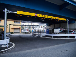 高架橋下の道路。高さ制限。