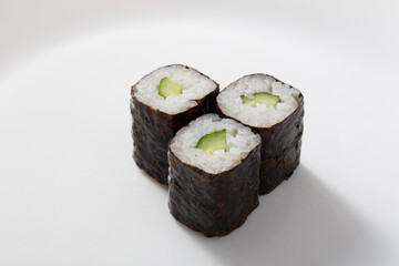 和食の寿司、かっぱ巻き、キュウリ、海苔巻きを白背景で撮影