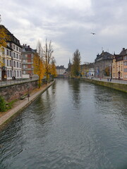 Fototapeta premium Canaux et maisons typiques à Strasbourg en automne