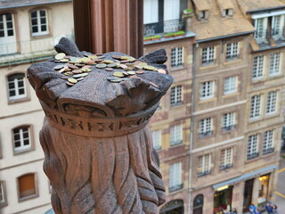 Pièces sur une statue