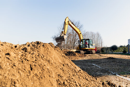 Escavatore idraulico su sito in costruzione