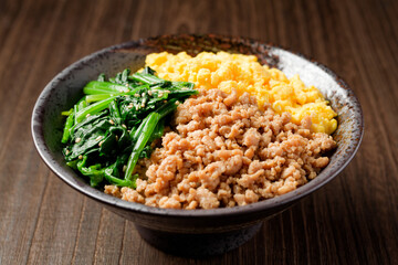 三色丼