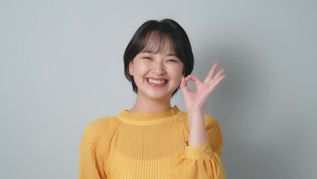 OKサインを見せる女性