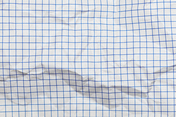 Hoja de papel blanca cuadriculada arrugada de un cuaderno escolar	