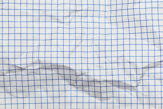 Hoja de papel blanca cuadriculada arrugada de un cuaderno escolar	