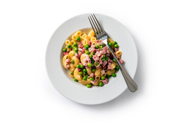 Piatto di maccheroni con prosciutto e pisellini, cibo italiano 