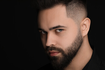 Obraz premium Evil eye. Man with scary eyes on black background, space for text