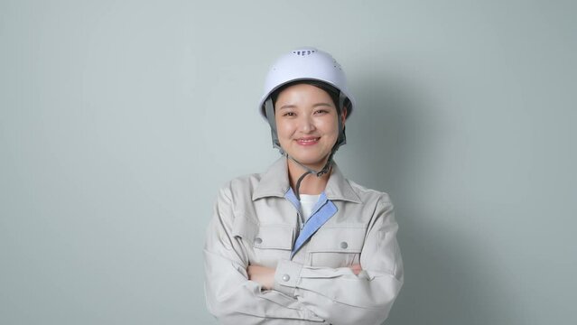 作業服を着た笑顔の女性
