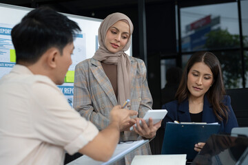 Obraz premium Business team present. professional investor working new start up project. Finance managers meeting.using smart phone and laptop and digital tablet computer in modern office.