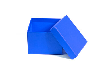 Blaue Pappschachtel vor weißem Hintergrund