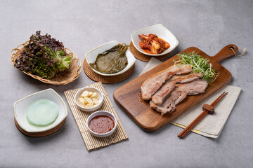 Korean food, briquettes, bulgogi, red pepper paste, pork, pork belly, side dishes, garlic, lettuce, vegetables, seasoning