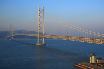 明石海峡大橋、明石海峡を横断し本州と淡路島を結ぶ、全長3,911m、世界最長の吊り橋。パールブリッジの愛称を持つ