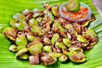 asian fresh wok fried bbq grilled seafood petai smelly bean vegetable with spicy onion chilli sambal sauce lime in banana leaf cafe hotel luxury halal vegan food restaurant banquet menu