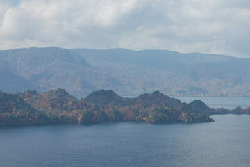 Fototapeta na wymiar 日本　青森県十和田市奥瀬にある瞰湖台から見える十和田湖と中山半島