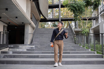 Obraz premium young businessman Use reusable cloth bags and water bottles to protect the environment.