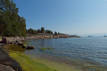 Obraz premium Rocky seashore on a summer day on the island of Käärmesaari, Espoo, Finland.