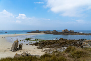 Bancs de sable, rochers et îlots rocheux ornent les eaux turquoise des plages bretonnes