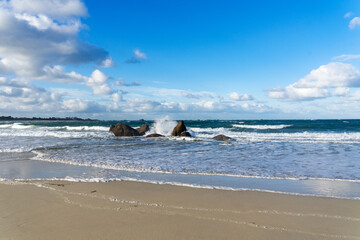 Eaux turquoise, écume blanche et sable : une plage envoûtante de Bretagne vous invite à la...