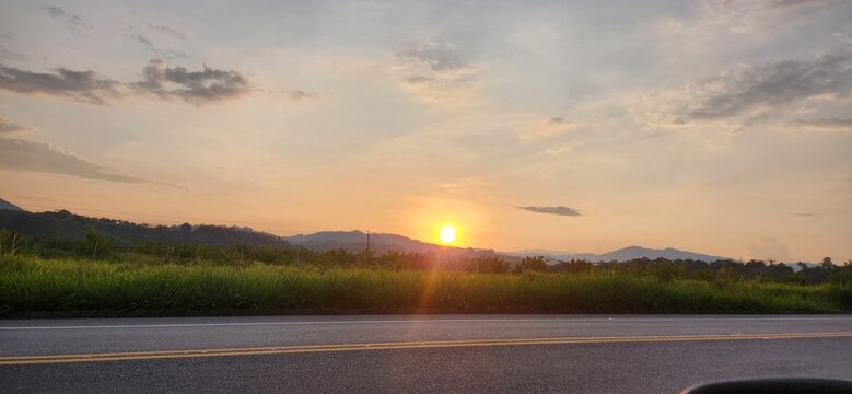 atardecer en carretera y pradera