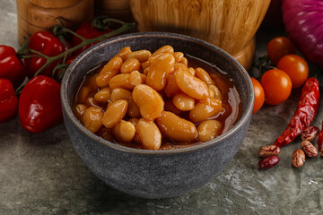 Canned beans in tomato sauce