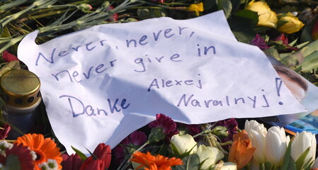 Schild auf dem Blumenmeer für Navalny "Never, never give in Aexej Navalny"