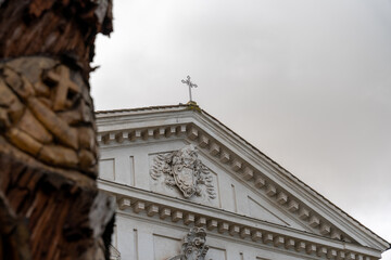 Fototapeta na wymiar A large white building with a cross on top