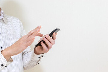 スマートフォンを操作する男性