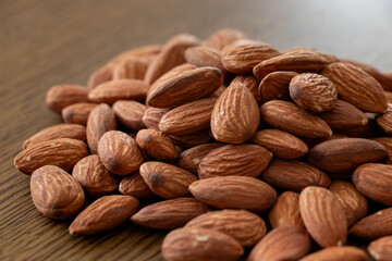 山盛りのアーモンド