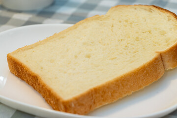 白いパン皿の上の食パン