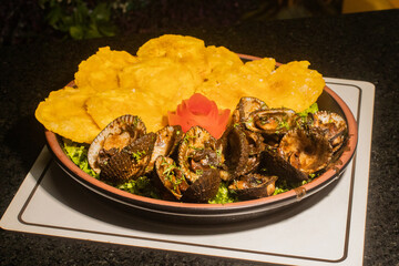 Conchas Asadas con Patacones