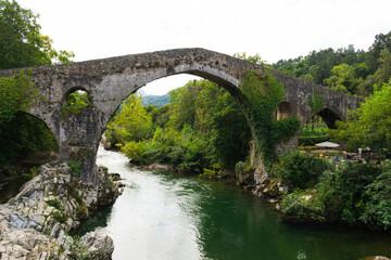 Fototapeta na wymiar Beautiful view of the Roman bridge of Cangas de Onis. Asturias - Spain