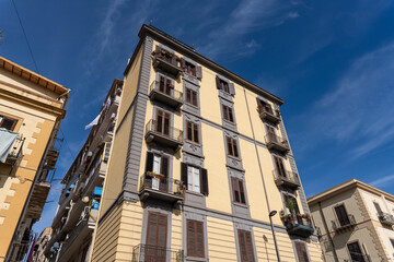Fototapeta premium A large yellow building with balconies and windows