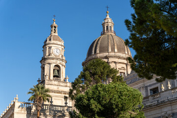 A large building with two tall towers and a large dome
