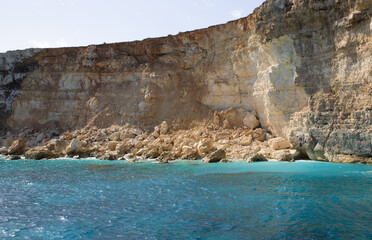 Weiß/kraue klippen mit klarem Türkise blaues Meer, klarer Himmel, Urlaub, klippen von Comino,...