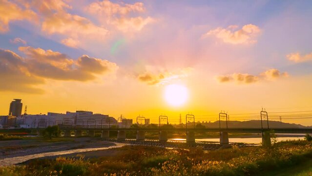 夕日と多摩川を渡る電車タイムラプス