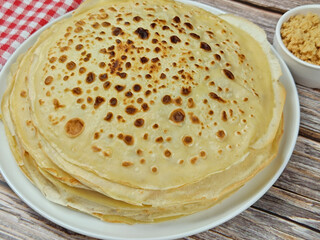 tas de crêpes, en gros plan, sur une table