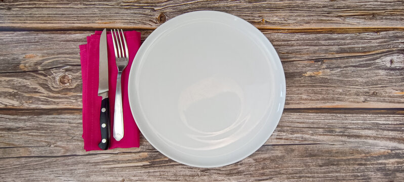 vue du dessus d'une assiette blanche vide sur une table
