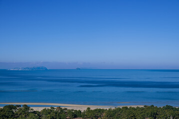Fototapeta na wymiar 展望台から眺める青い海と青い空
